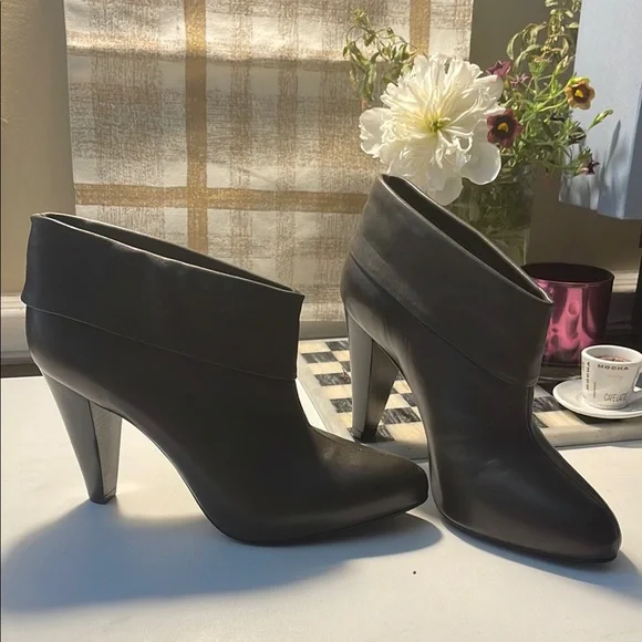 Pour La Victoire Gray Heeled Boots with Curved Heel - Picture 8 of 16